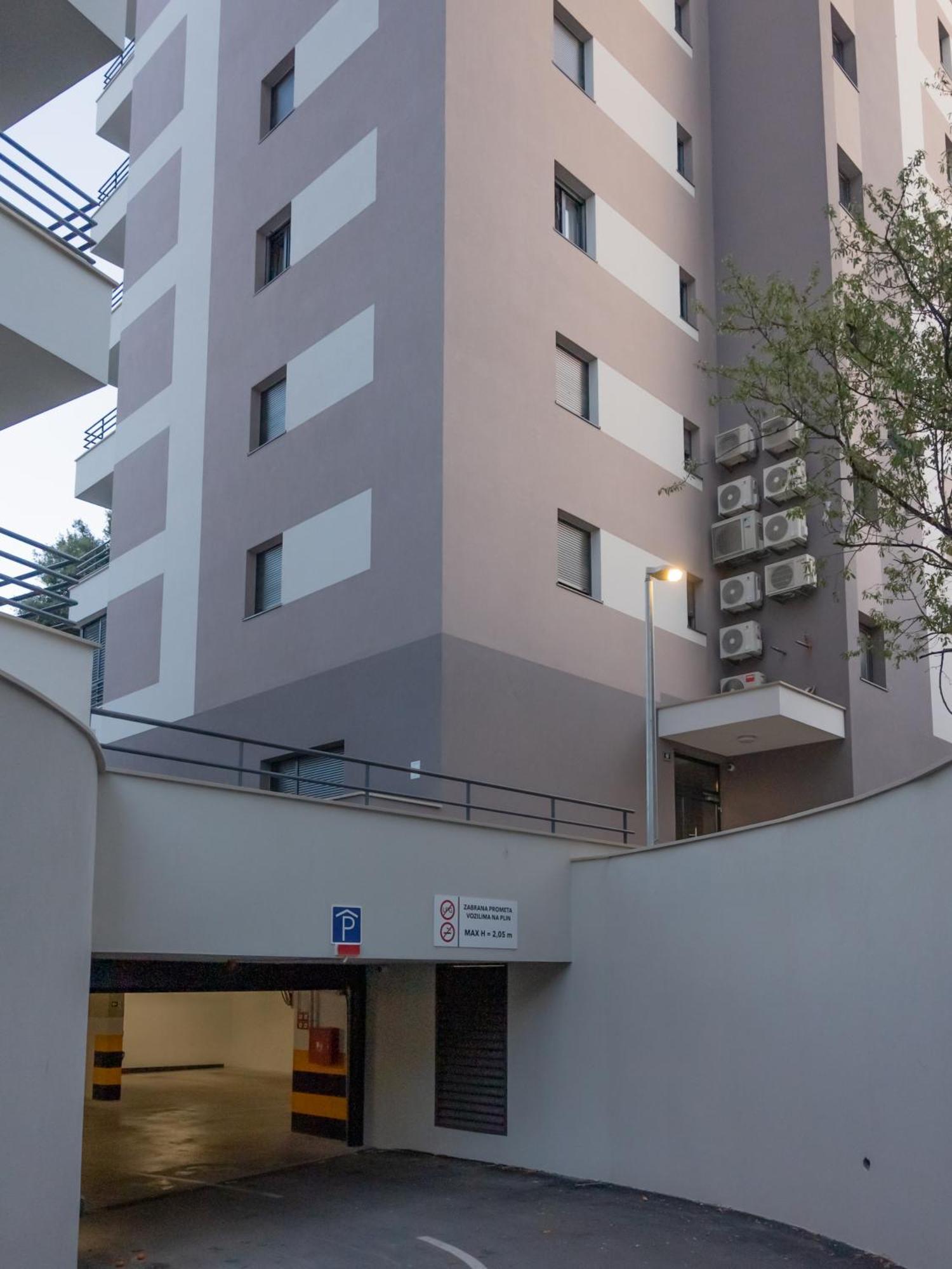 Almond 1 - Free Parking Split