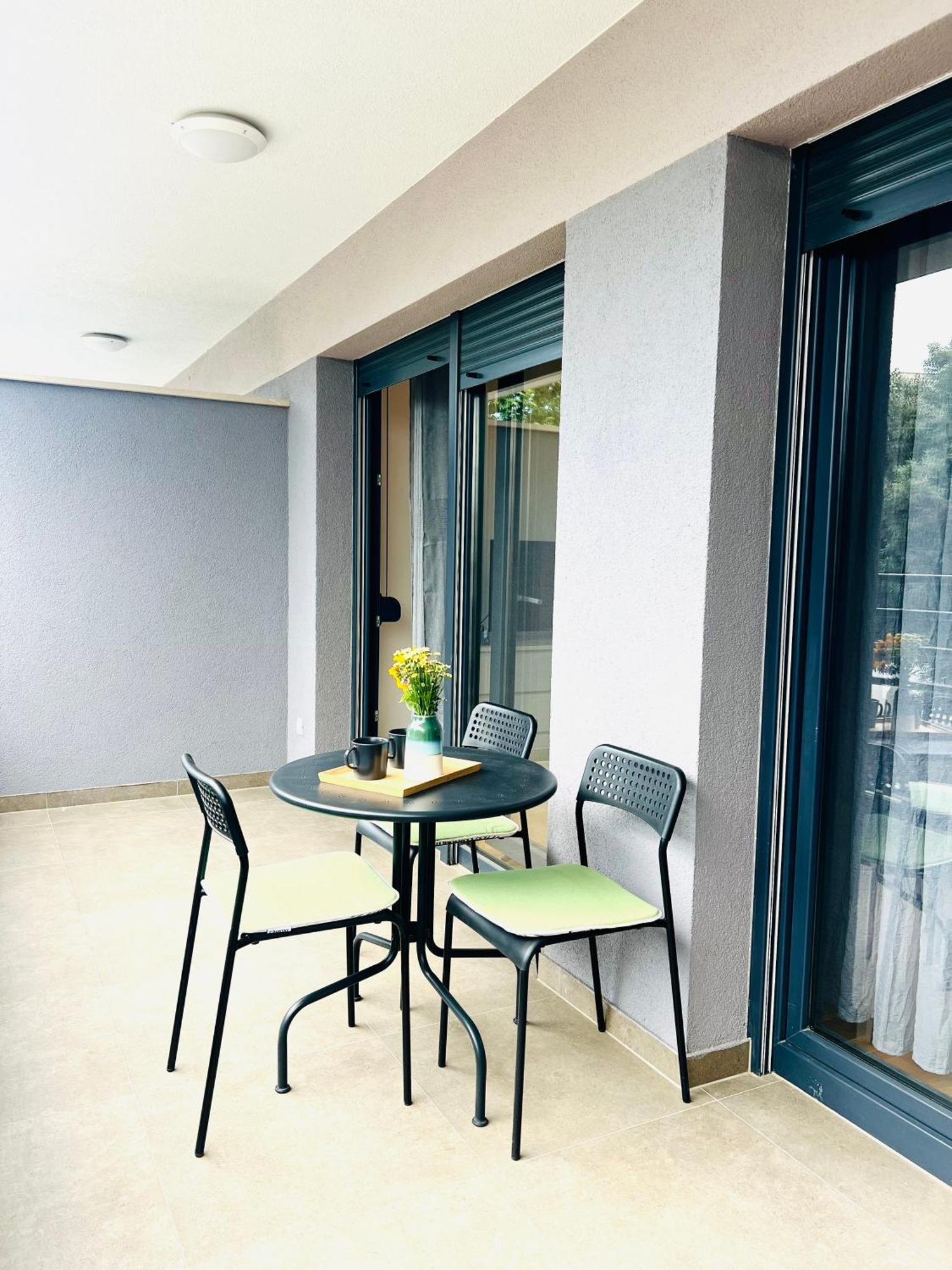 Almond 1 - Free Parking Split